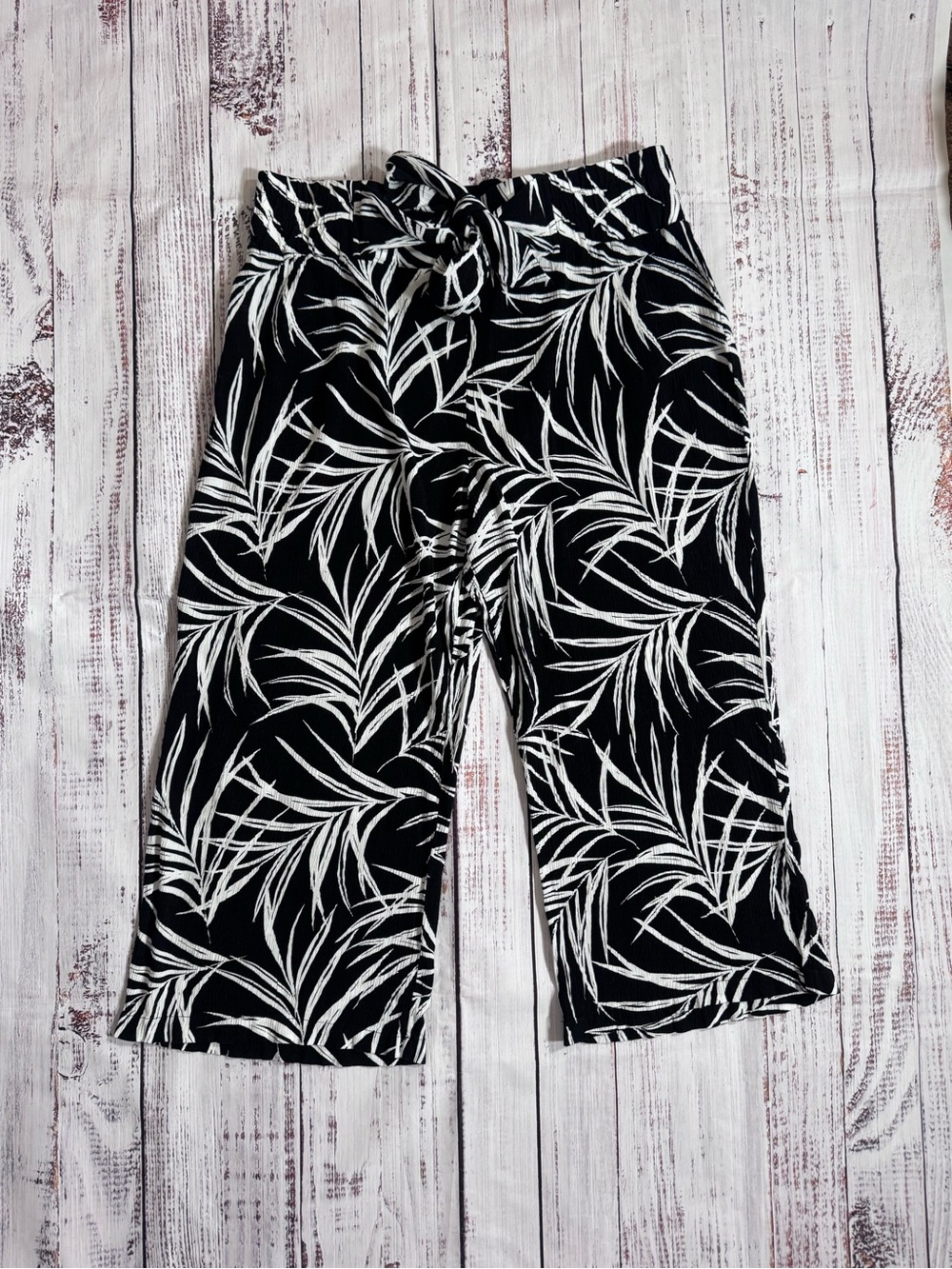 Robert Louis Black & White Cropped Leaf-Print Pants